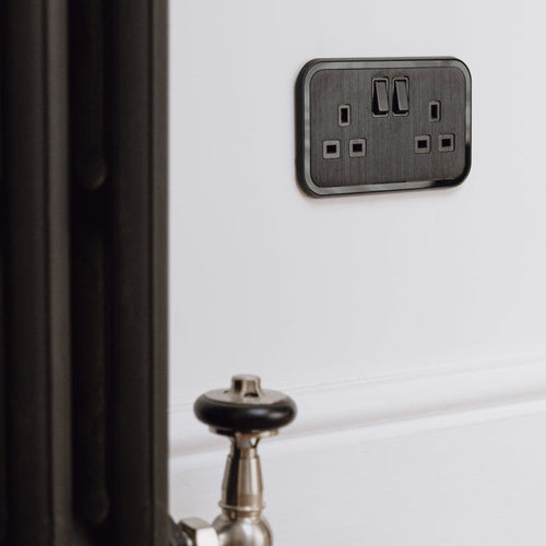 2G UK Plug Socket (13A) in Black & Black Gloss – product view 2