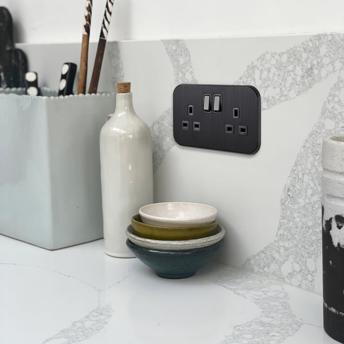 2G UK Plug Socket (13A) in Black – product view 2