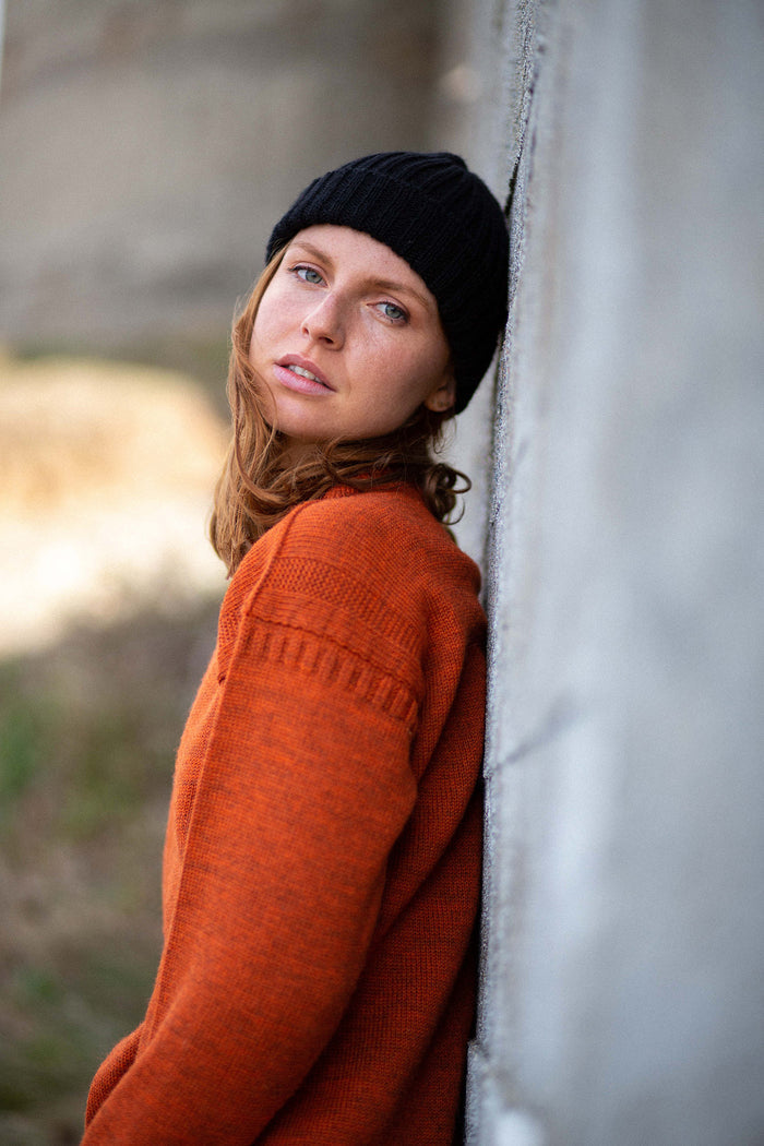 Black Dobbo (short knitted beanie)