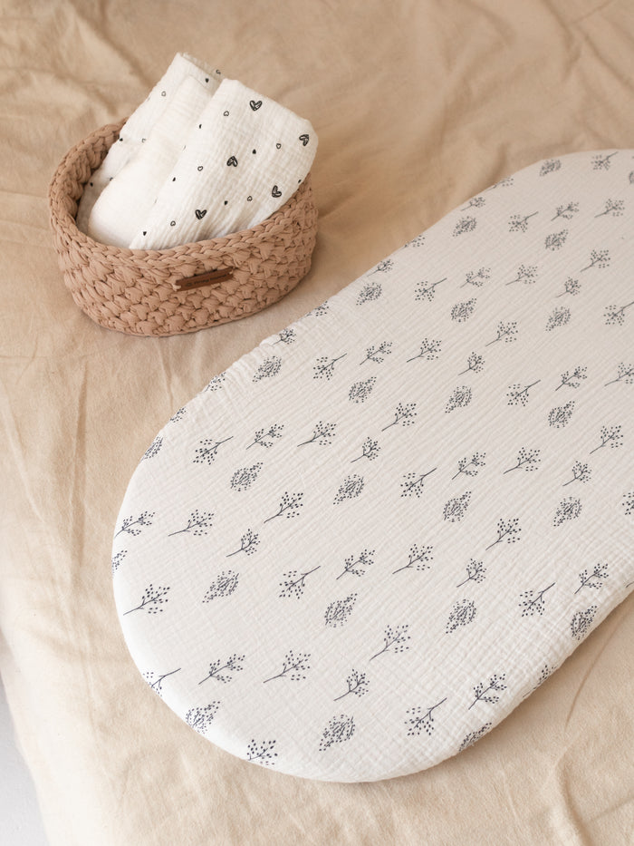 White leaf-print muslin fitted sheet for a standard Moses basket – Anzy Home