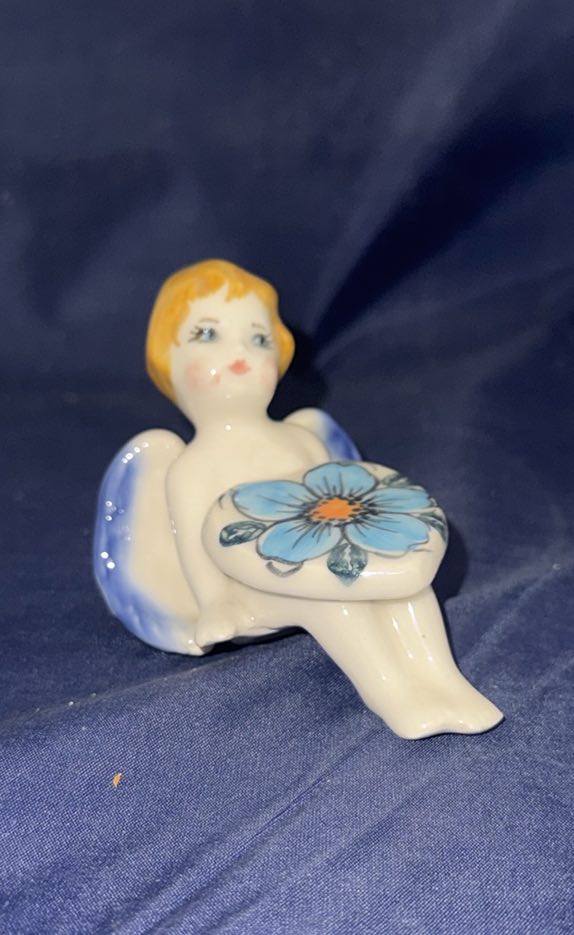 Phoenix Blue Daisy Sitting Angel with Blonde Hair holding heart - Pattern: Blue Daisy